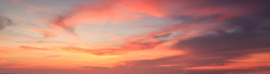 Selbstklebende Fototapete Himmel Natürliches Hintergrundpanorama des Goldfarbhimmels, während des t