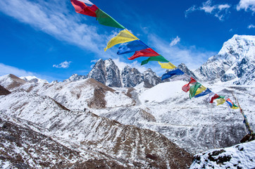 Boeddhistische gebedsvlaggen in de Himalaya-bergen, Nepal