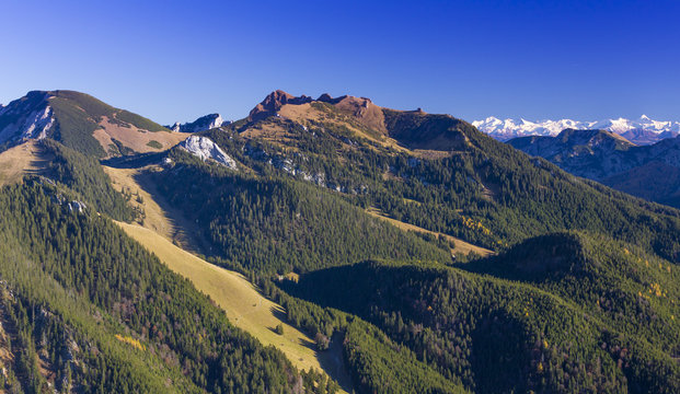 Oberbayern, Blick von der Brecherspitz zur Rotwand, Hochmiesing und Taubenstein, im Hintergrund verschneiter Alpenhauptkamm