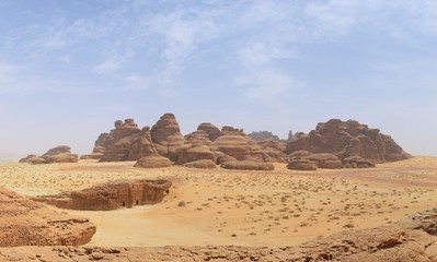 Fototapeta na wymiar Rote Felsen in sand wüste Landschaft, Saudi Arabien