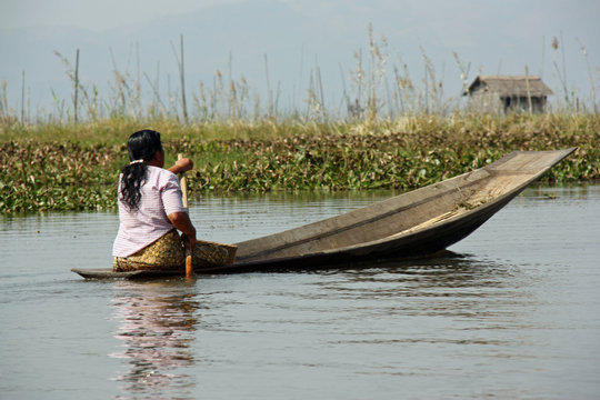 Birmanie, barque traditionnelle sur le lac Inle