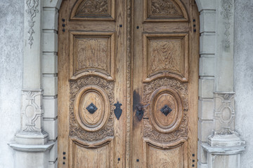 Alte Türe: Geschlossene Kirchentür aus Holz in Luzern