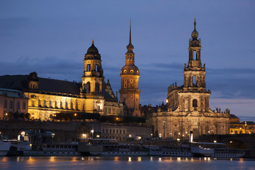 Fototapeta na wymiar Cathedral and River Elbe; Dresden
