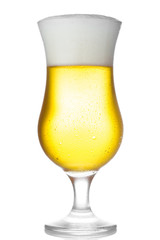 Taça de cerveja clara gelada e refrescante com espuma em fundo branco neutro