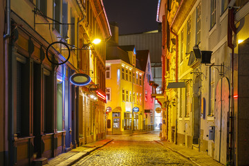 Obrazy na Plexi  Nocna ulica na Starym Mieście w Rydze, Łotwa