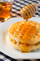 Dois waffles com mel sendo despejado © Eduardo Almeida