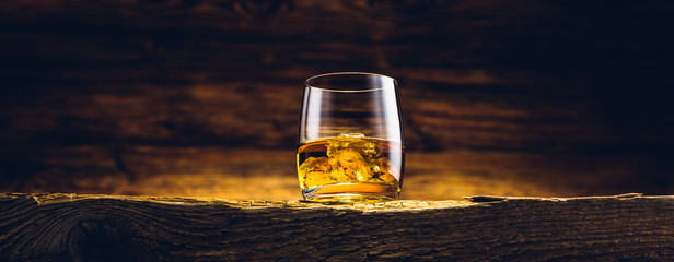 Whiskyglas auf dem alten Holztisch