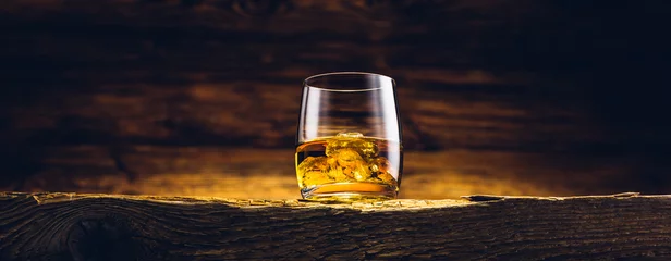 Papier Peint photo Lavable Alcool Verre à whisky sur la vieille table en bois