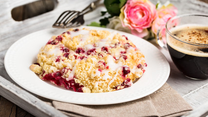 Johannisbeerstreusel - crumble cake with red currants