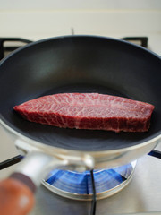 ステーキを焼く