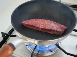ステーキを焼く