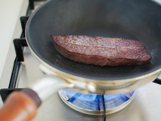 ステーキを焼く