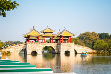 Naklejka premium slender west lake scenery of the five pavilion bridge