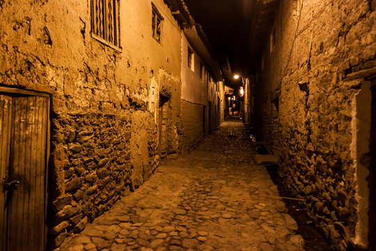 Fototapeta Night view of ancient streets of Ollantaytambo, Sacred Valley of Incas, Peru