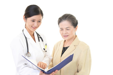 Fototapeta premium 笑顔の高齢者と女医