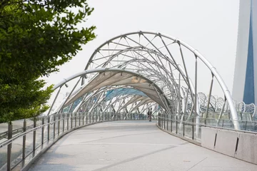 Photo sur Plexiglas Helix Bridge MARINA BAY, SINGAPORE- OCTOBER 13, 2015: The Helix Bridge in day