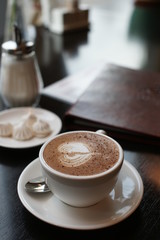 Чашка кофе на столе в кафе