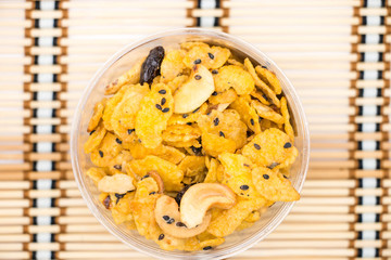 caramel cereal on bamboo mat