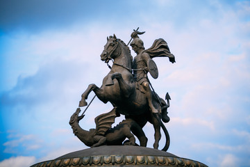 Fototapeta premium Pomnik Jerzego na placu Manezh w Moskwie, Rosja