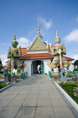 Obraz premium BANGKOK, THAILAND - 14September2015: The statue with sword. Wat
