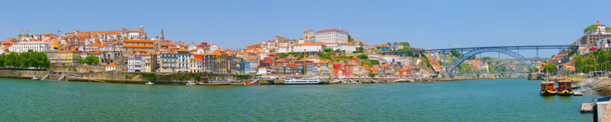Fototapeta na wymiar Porto and the Douro river