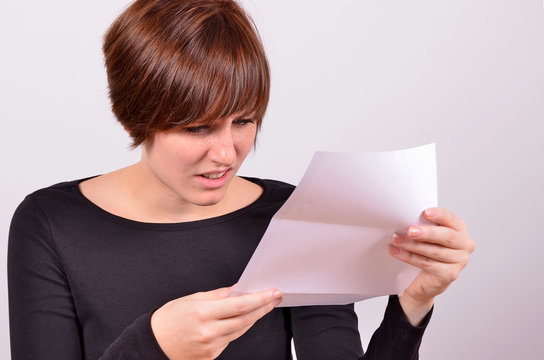 Frau beim Brief lesen