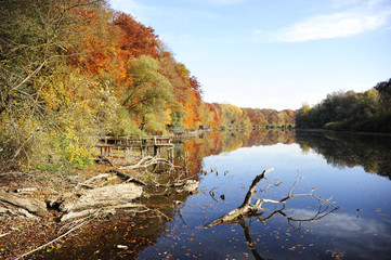 Fototapeta na wymiar Herbst an einem See mit Fischerhütten