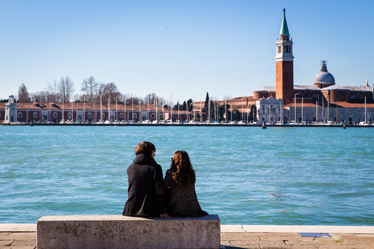 Amanti a Venezia con chiesa di San giorgio su sfondo