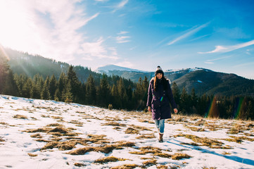 Obraz premium walk in the mountains, a beautiful girl on a background of snowy