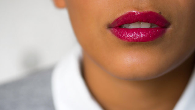 Asiatische Frau mit roten Lippen