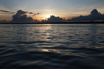 Atardecer en el Amazonas peruano