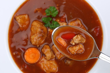 Gulasch Suppe Gulaschsuppe essen Suppentasse mit Fleisch und Pap