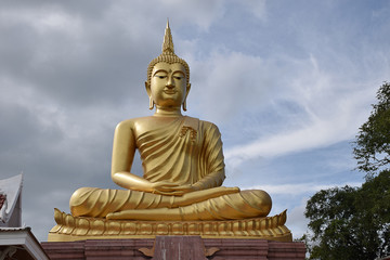 Obraz premium Big Buddha that art and beautiful culture.This temple at Ubon Ratchathani province, Thailand,.This public Thai temple in local area made from donation money from people in the village.