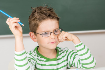 Kleiner Junge denkt angestrengt nach
