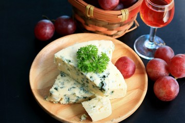 blue cheese with red grape