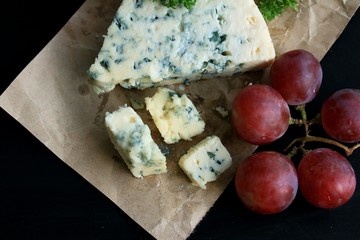 blue cheese with red grape