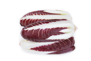 radicchio su sfondo bianco. Insalata rossa