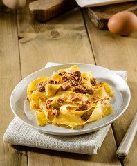 Pappardelle con ragù di lepre, pasta tipica italiana, fuoco selettivo