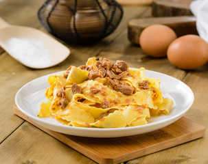 Pappardelle con ragù di lepre, pasta tipica italiana, fuoco selettivo