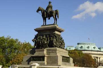 Obraz premium Sofia, Bulgaria - Monument of Tsar Alexander II erected in honour of Russian Emperor Alexander II who liberated Bulgaria of Ottoman rule in 19th century, in background the Sofia university
