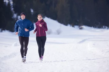 Papier Peint photo autocollant Jogging couple jogging dehors sur la neige
