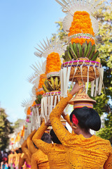 Processie van mooie Balinese vrouwen in traditionele kostuums - sarong, offergave op hoofden voor hindoe-ceremonie. Kunstfestival, cultuur van het eiland Bali en Indonesiërs, Aziatische reisachtergrond