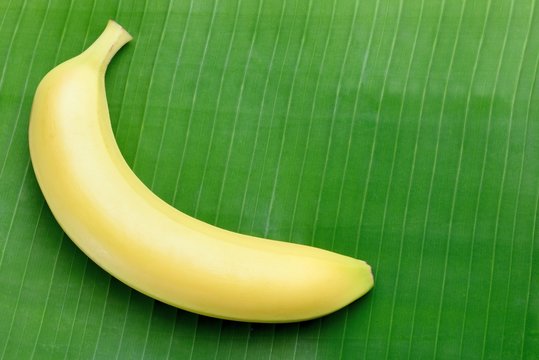 Banana su foglia di banano