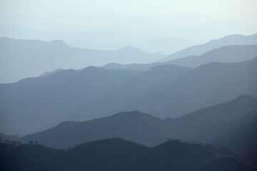 Fototapeta premium Tons de azul compõem a Serra da Mantiqueira, em Minas Gerais - Brasil