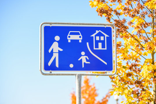 Schild "Verkehrsberuhigter Bereich" mit Herbstlaub