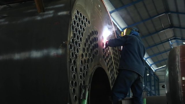 Schlosser in Fabrik beim Schwei&szlig;en 