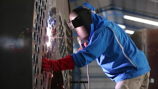 Schlosser in Fabrik beim Schwei&szlig;en 