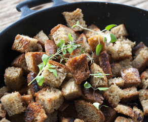 Knusprig geröstete Croutons mit Kräutern für eine Suppe