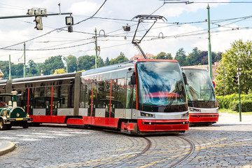 Fototapeta premium Tramwaj na starej ulicy w Pradze