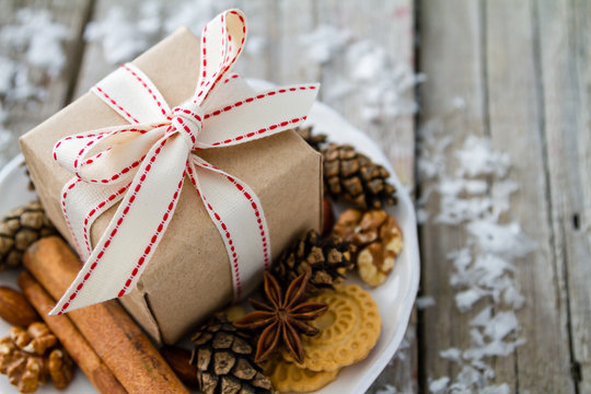 Preasent nuts cinnamon ribbon